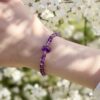 bransoletka ametyst na dłoni