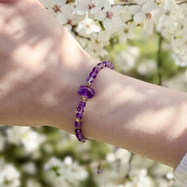 bransoletka ametyst na dłoni