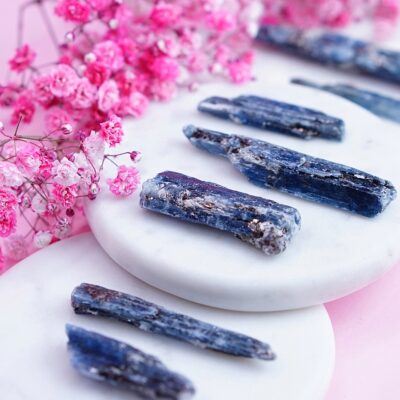 kyanit ciemny surowy