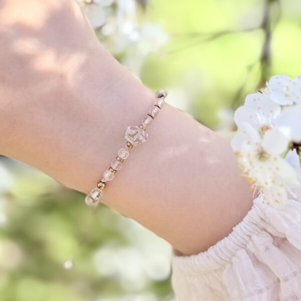 bransoletka kryształ górski na dłoni