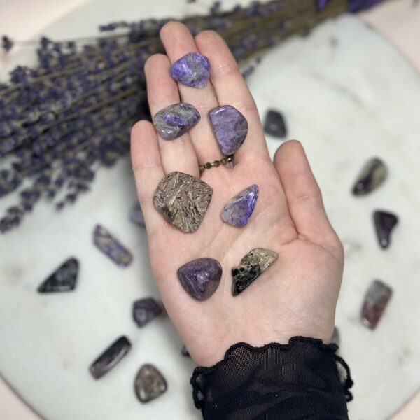 czaroit polerowany na dłoni