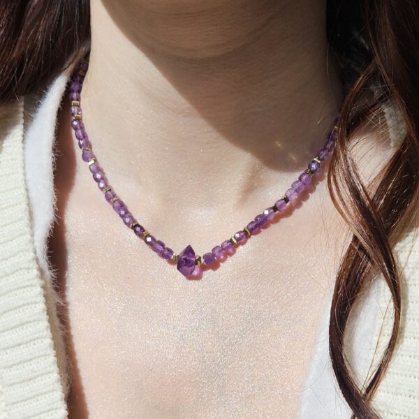 naszyjnik ametyst na szyi