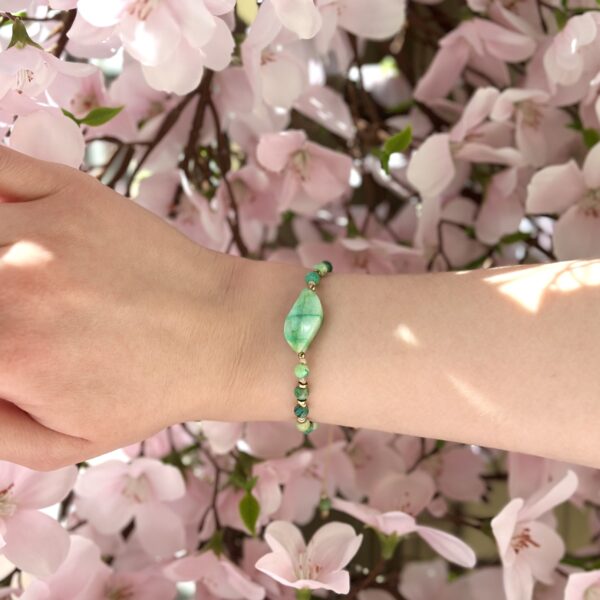 bransoletka chryzokola na ręce