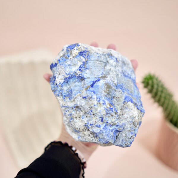 surowa bryłka lapis lazuli nr 4 w dłoni