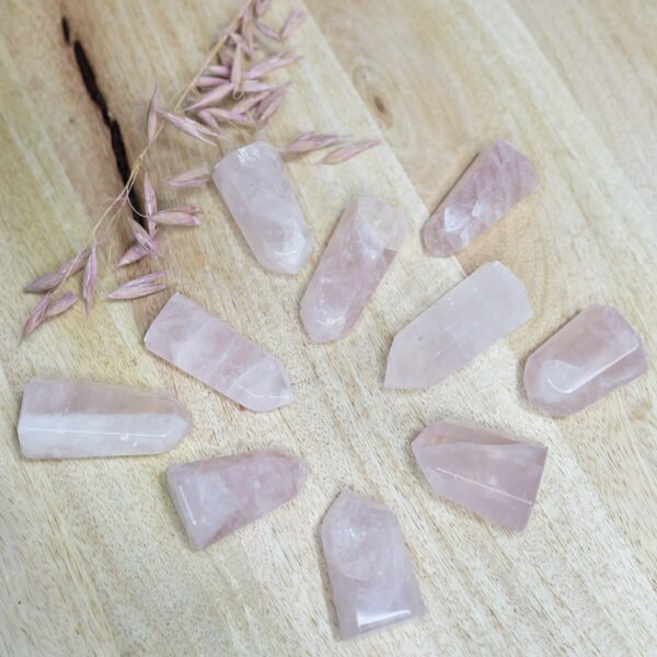 Kwarc różowy obelisk średni