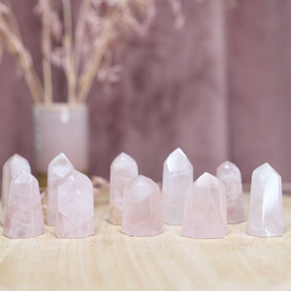 kwarc różowy obelisk średni