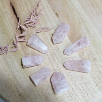 kwarc różowy obelisk duży