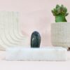 Labradoryt Polerowany Stojący: Kamień Intuicji i Ochrony z Madagaskaru 45 g (2 × 4,5 cm), nr 7 2 labradoryt nr 7 przód