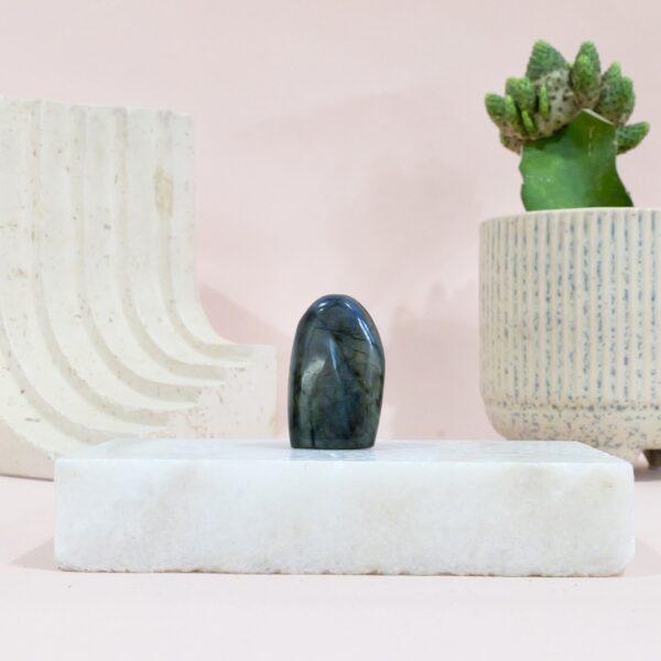 Labradoryt Polerowany Stojący: Kamień Intuicji i Ochrony z Madagaskaru 45 g (2 × 4,5 cm), nr 7 1 labradoryt nr 7 przód