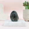 Labradoryt Polerowany Stojący: Kamień Intuicji i Ochrony 316 g (5,5 × 7 cm), nr 10 3 labradoryt nr 10 tył