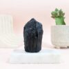 Czarny Turmalin Surowy: Kamień Ochronny i Uziemiający, Naturalny Okaz 618 g (11 × 4,5 cm), nr 10 5 czarny turmalin okaz nr 10 stojący