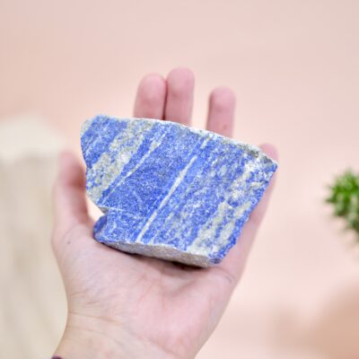 lapis lazuli surowy nr 7 w dłoni
