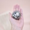Yooperlite Kula: Naturalny Okaz Kolekcjonerski 178 g (ok. 5 cm), nr 1 3 kula z yooperlite nr 1 w dłoni