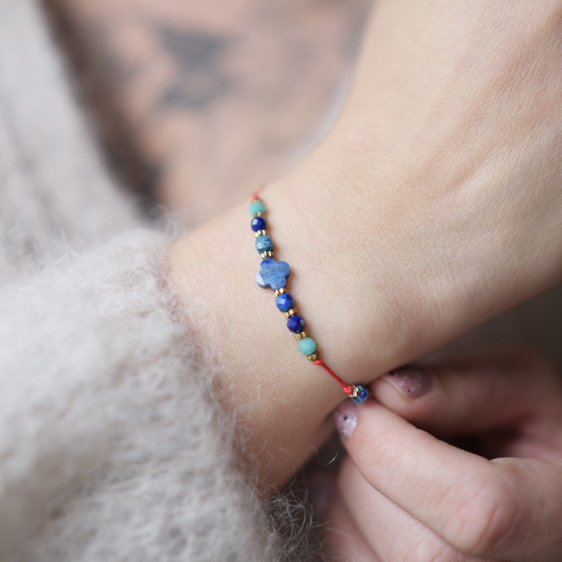 Strona główna 22 Minimalistyczna bransoletka z lapis lazuli, azurytem i amazonitem, Amulet Szczęśliwej Drogi na ręku