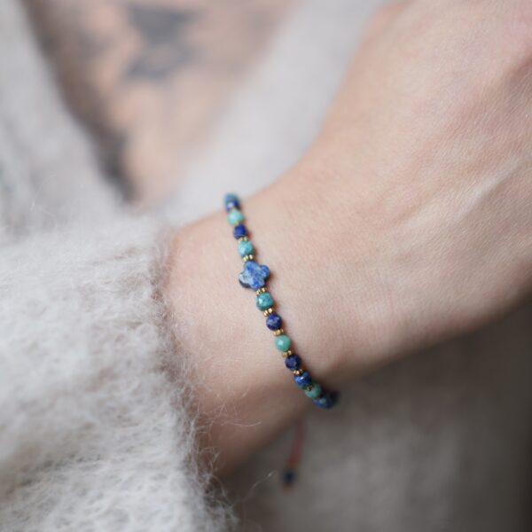 Bransoletka z lapis lazuli, azurytem i amazonitem, Amulet Szczęśliwej Drogi na ręku