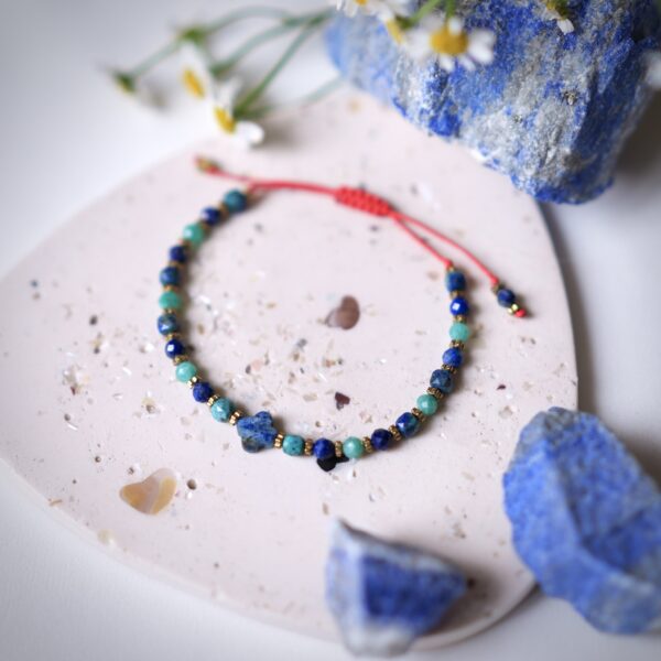Bransoletka z lapis lazuli, azurytem i amazonitem, Amulet Szczęśliwej Drogi na podstawce