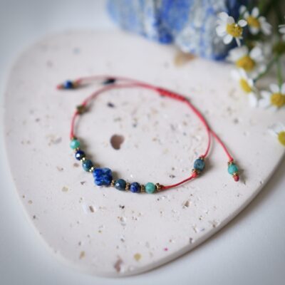 Minimalistyczna bransoletka z lapis lazuli, azurytem i amazonitem, Amulet Szczęśliwej Drogi na podstawce