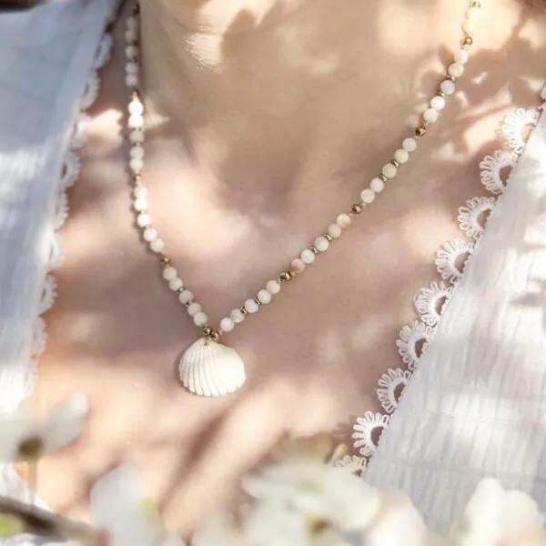 Naszyjnik Muszla - Morski Amulet 1 naszyjnik z muszlą na modelce