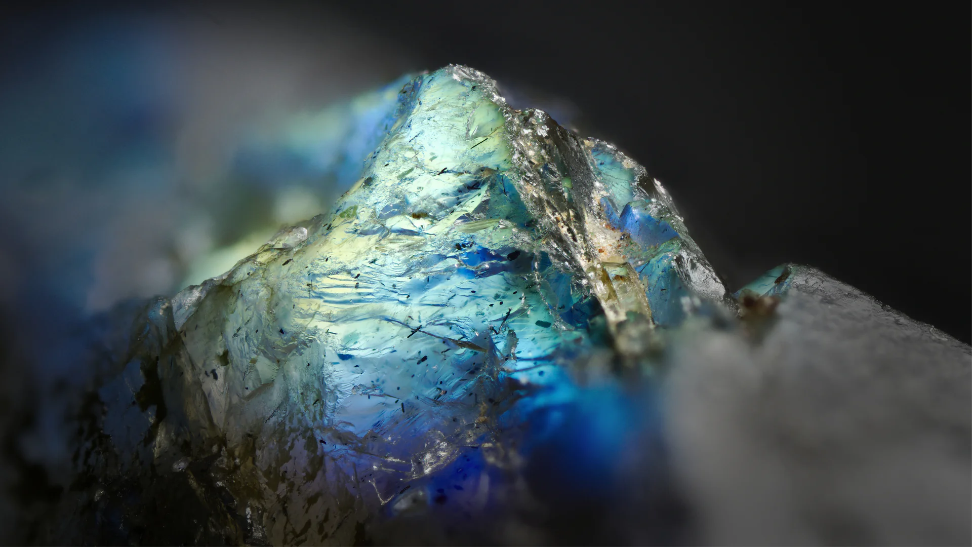 Labradoryt: Kamień intuicji i tajemniczej poświaty 2 labradoryt